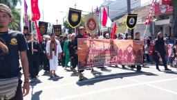 Kerajaan Sumedang Larang menggelar kirab panji dan mahkota keraton yang di pusatkan di alun-alun kabupaten, Minggu (14/05/23) (Memanggil.co)