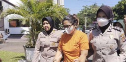 Pelaku CL, yang mengelapkan uang study tour SMAN 21 Bandung,  Digiring Polisi
