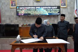 Bupati Garut saat menandatanganani Nota Kesepakatan Perubahan Kebijakan Umum APBD 2023 dan 2024. (Jabar Memanggil/Wildan FM)