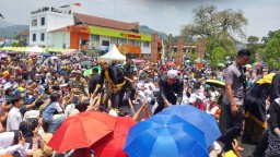 Bupati Sumedang Dony Ahmad Munir dan Wakil Bupati Sumedang Erwan Setiawan Saat d Sambut Puluhan Ribu Warga. (Memanggil.co/Husni Nursyaf)