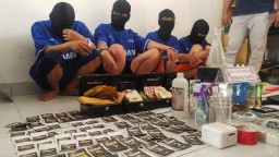 Satuan Reserse Narkoba Polres Cimahi menemukan industri tembakau sontetis di Cimahi yang raup omzet Rp 100 juta per bulan. Dari kejadian ini, 4 orang tersangka ditangkap. (Jabar Memanggil/Wildan Fadilah)