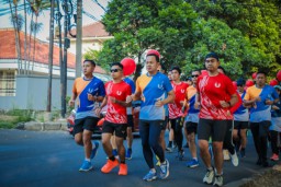 Walikota Bogor, Bima Arya saat lari bersama ratusan pelari pada momentum Anniversary ke-7 Run Together Kawan Lari  (30/10/2023). (Jabar Memanggil/ist)
