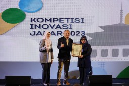 Sekda Kota Bogor, Syarifah Sofiah saat menerima penghargaan peringkat ke 2 kompetisi Inovasi Jawa Barat yang diserahkan oleh (Plh) Sekda Jabar, Setiawan Wangsaatmaja, Selasa (03/10/2023). ( Jabar Memanggil/IST)