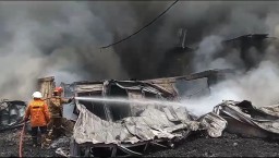 petugas Pemadam Kebakaran Kabupaten Bogor berupaya padamka api yang membakar Pabrik Helm di Rumpin, Kabupaten Bogor, Kamis Siang (05/10). ( Jabar Memanggil/IST)
