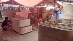 Warga Binaan Lapas kelas IIB Sumedang,sedang mengerjakan pesanan booth yang nantinya akan di berikan kepada peserta PKW. (Jabar Memanggil/Husni Nursyaf)