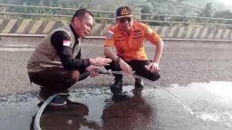 Kepala Basarnas Bandung Jumaril, dan kepala BPBD kabupaten Sumedang Atang Sutarno saat memperlihatkan air jernih hasil sulingan. ( Jabar Memanggil/ Husni Nursyaf).