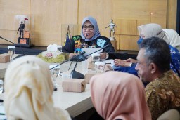 Sekretaris Daerah (Sekda) Kota Bogor, Syarifah Sofiah memimpin rapat pertemuan kemitraan dalam penanggulangan AIDS di Paseban Surawisesa, Balai Kota Bogor, Selasa (10/10/2023). (Jabar Memanggil/IST)