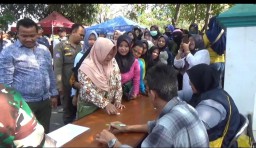 Ratusan warga rela mengantri demi mendapatkan sembako murah yang di gelar oleh Pemkab Sumedang. (Jabar Memanggil/ Husni Nursyaf)