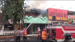 Mesin Dispenser Meledak, Salon Dua Lantai Hangus Terbakar