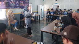 Salah satu pembicara pada diskusi publik di cafe Orein Conggeang Sumedang. (Jabar Memanggil/ Husni Nursyaf)