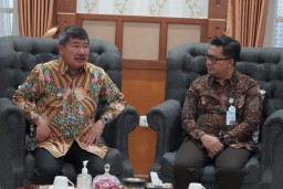 Bupati Garut Rudy Gunawan duduk bersama dengan kepala BJB Cab.Garut Moch. Indra. (Jabar Memanggil/Wildan Fadhilah)