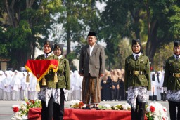 Bupati Garut, Rudy Gunawan saat menjadi Inspektur Upacara pada peringatan Hari Santri Nasional 2023 di Lapangan Otista Garut. (Jabar Memanggil/Wildan Fadhilah)