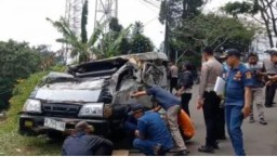 Mobil Elf rombongan Santri asal Tanggerang, Banten ini rngsek usai hantam beton tebing di Cianjur, 4 Santri Tewas dalam insiden ini ( Jabar Memanggil/ Muchlis Bachtiar)