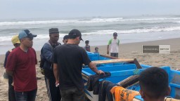 Warga menyaksikan kapal nelayan yang rusak di terjang ombak di pantai Cikakap, Cianjur Selatan, 1 orang nelayan belum berhasil ditemukan sementara 2 lainnya berhasil selamat. ( Jabar Memanggil/ Muchlis Bachtiar)