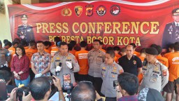 Kapolresta Bogor Kota, Kombes Pol Bismo Teguh Prakoso saat memimpin Jumpa Pers Kasus penyalahgunaan Narkoba dan Kasus Skandal PPDB 2023 Kota Bogor di Mapolresta Bogor Kota. (foto: Y. Irawan)