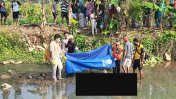 Jenazah A saat dievakuasi oleh petugas setelah ditemukan meninggal dunia di aliran Kali Citepus Pelabuhan Ratu, Sukabumi. ( Jabar Memanggil / P. Haeruman)
