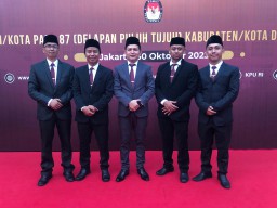 Ogi Ahmad Fauzi ( tengah) usai di dapuk Kembali menjadi Ketua KPU Sumedang untuk Periode kedua. ( Jabar Memanggil/Husni Nursyaf)