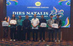 Rektor Unpak Bogor, Prof Didik Notosudjono, (tengah) saat berfoto bersama dengan Wakil Walikota Bogor pada Dies Natalis Universitas Pakuan Bogor ke -43 yang digelar di Graha Pakuan Siliwangi. ( Jabar Memanggil/ IST)