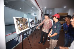 Wakil Walikota Bogor, Dedie A Rachim didampingi Ketua PFI Bogor, Hendi Novian, saat melihat pameran foto PFI "Metamorfosa" di Gedung Perpustakaan dan Galeri Kota Bogor. ( Jabar Memanggil/IST)
