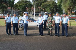 Danlanud Atang Sendjaja, Marsma TNI Taufiq Arasj, usai memberikan pengarahan pada apel pagi gabungan di Apron Lanud ATS, Senin pagi ( 06/11/2023). (Jabar Memanggil/ IST) 