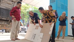 Petugas KPU Sumedang, tengah memeriksa kotak suara pemilu 2024 yang tiba di Kantor KPU Sumedang (07/11). ( Jabar Memanggil/Husni Nursyaf)