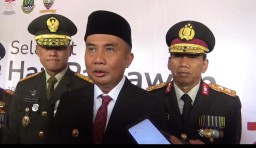 PJ  Gubernur Bey Machmudin di dampinngi kapolda Jabar dan Pagdam III Siliwangi saat di wawancara awak media. ( Jabar Memanggil/Husni Nursyaf)