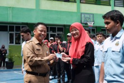 Sekda Kota Depok Supian Suri Menyerahkan E KTP Secara Simbolis Kepada Siswa SMK Citra Negara Depok, Senin (06/11/2023). ( Jabar Memanggil/ S. Agung) 