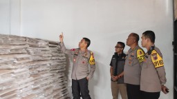 Kapolda Jabar Irjen Pol. Akhmad Wiyagus, saat mengecek gudang logistik pemilu di KPU Sumedang.(Jabar Memanggil/Husni Nursyaf)