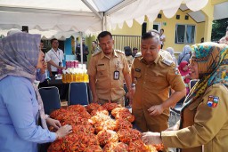 Sekda Kota Bogor, Syarifah Sofiah saat meninjau Gerakan Pangan Murah di Cilendek Timur, Kota Bogor. ( Jabar Memanggil/IST)