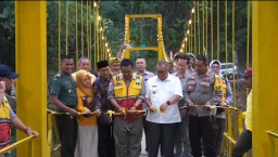 Bupati Sukabumi Marwan Hamami Bersama Kadis PU Kab Sukabumi Asep Japar Resmikan Jembatan Penghubung Antar Desa di Kecamatan Warungkiara. ( Jabar Memanggil/Ist)