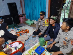 Seorang Ibu Hamil Melahirkan Pasca Longsor di Nagrak, Kapolres Sukabumi Salurkan Bantuan