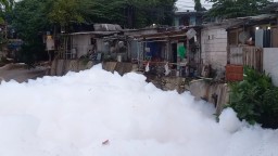 Busa limbah terlihat seperti awan, mencapai tinggi sekitar 4 meter dengan panjang sekitar 500 meter di Kali Baru Curug, Depok. ( Jabar Memanggil/ Sidharta Agung)