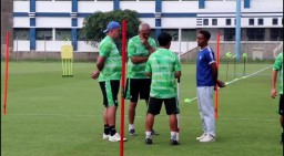 Frets butuan pamitan ke tim pelatih Persib. ( Jabar Memanggil/ Rony)