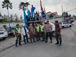 Aparat gabungan TNI/ Polri dan Satpol PP Kabupaten Sukabumi saat berjaga mengamankan aksi buruh. ( Jabar Memanggil/P. Haeruman)