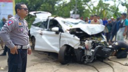 Kanit Gakkum Satlantas Polres Sumedang Ipda Hendi Yusuf saat meninjau langsung ke lokasi kecelakaan. (Jabar Memanggil/Husni Nursyaf)