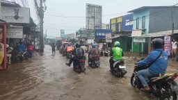 Sejumlah Jalan raya di Depok, Jawa Barat tergenang banjir, pengendara harus ektra hati-hati. ( Jabar Memanggil/ Sidharta Agung)