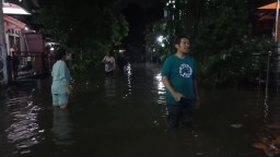 Terendam Banjir 1 Meter, Aktivitas Warga Perumahan Tirta Mandala Terganggu