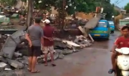 Tembok pemakaman di Cilodong Depok, rubuh setelah di hantam angin kencang. ( Jabar Memanggil/ Sidharta Agung)