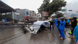Tak kuat menahan angin kencang, tiang reklama berukuran besar di Jalan Ahmad Adnawijaya Kota Bogor Ambruk timpa warung sate, Kamis sore ( 30/11/2023). (Jabar Memanggil/ Y. Irawan)