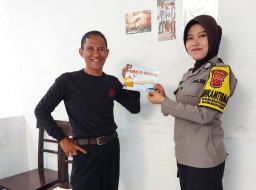 Polisi di Sukabumi Sebar Brosur Seruan Pemilu Damai