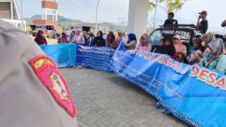 Puluhan warga dari tiga desa sambil membetangkan spanduk melakukan aksi demo di depan kantor CKJT. ( Jabar Memanggil/ Husni Nursyaf)