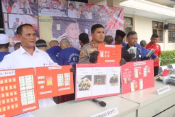 Kapolres Sukabumi, AKBP Maruly Pardede menunjukan barang bukti narkotika dan Obat Keras Terbatas hasil pengungkapan. (Jabar Memanggil/P. haeruman)