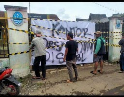 Warga membuka kembali Kantor desa Cimaherang setelah sebelumnya disegel. ( Jabar Memanggil/ P. Haeruman)