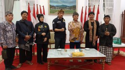 PJ Bupati  Sumber Herman Suryatman bersama Bersama ketua umum RWS Dany R. Soeria Koesoemah setelah melaksanakan muskercab di Gedung Negara. ( Jabar Memanggil/ Husni Nursyaf)