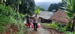 Anggota TNI/ Polri Berjibaku kirimkan bantuan Kemensos untuk korban tanah bergerak di Desa Tegalpanjang, Cireunghas, Kabupaten Sukabumi, meski harus melewati jalur yang ekstrim. (Jabar Memanggil/ P. Haeruman)