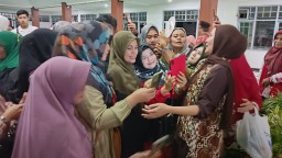 Siti Atikoh Istri Calon presiden RI Ganjar Pranowo saat di kerumuni emak-emak untuk berfoto selfie. (Jabar Memanggil/ Husni Nursyaf)