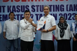 Kepala DP3A Kota Bogor, Anas Rasmana, menyerahkan laporan angka stunting Kota Bogor ke Wakil Wali Kota Dedie A Rachim saat Stunting Summit di Saung Dolken, Cimahpar, Kota Bogor, Rabu ( 06/12/2023). ( Jabar Memanggil/ Ist)