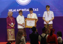 Wali Kota Bogor, Bima Arya memboyong penghargaan untuk PemKot Bogor dari Menpan RB, Azwar Anas, sebagai Pemerintah dengan Implementasi Reformasi Birokrasi Tematik terbaik di ajang Apresiasi dan Penyerahan Hasil Evaluasi SAKIP, Reformasi Birokrasi dan Zona