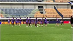 Pemain Persik Kediri uji coba lapangan stadion gbla. (Jabar Memanggil/ Rony)