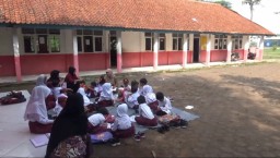 Pelajar SDN Tanjungsari 3 Cianjur terpaksa belajar di luar ruang lantaran ruang kelas mereka rusak. ( Jabar Memanggil/ Ist)